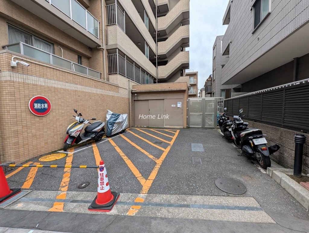 レクセルマンション赤塚公園　バイク置き場